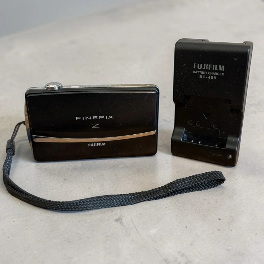 Fujifilm FinePix Z Digital Camera Black Compact Point & Shoot + BC-45B Charger‎